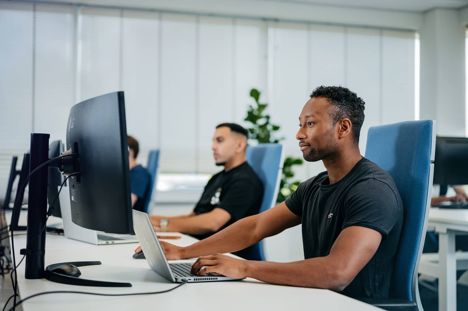 Servicedesk Medewerker kijkend naar scherm